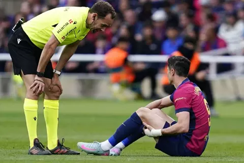 برشلونة يعلن تفاصيل إصابة ليفاندوفسكي.. وغيابه عن نهائي كأس ملك إسبانيا